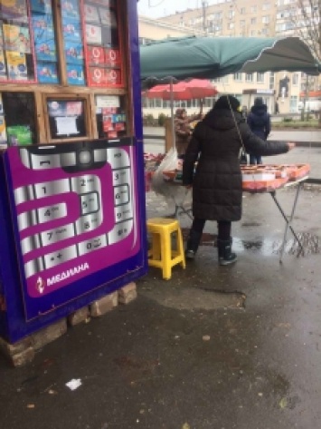 В городе продают конфеты из будки пополнения мобильного счета (фото)