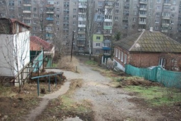 В Мариуполе жители улицы Одесской не дождутся лестницы и нового столба (ФОТО)