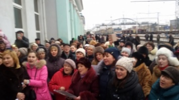 Около сотни человек участвуют в песенном флешмобе на вокзале (фото)