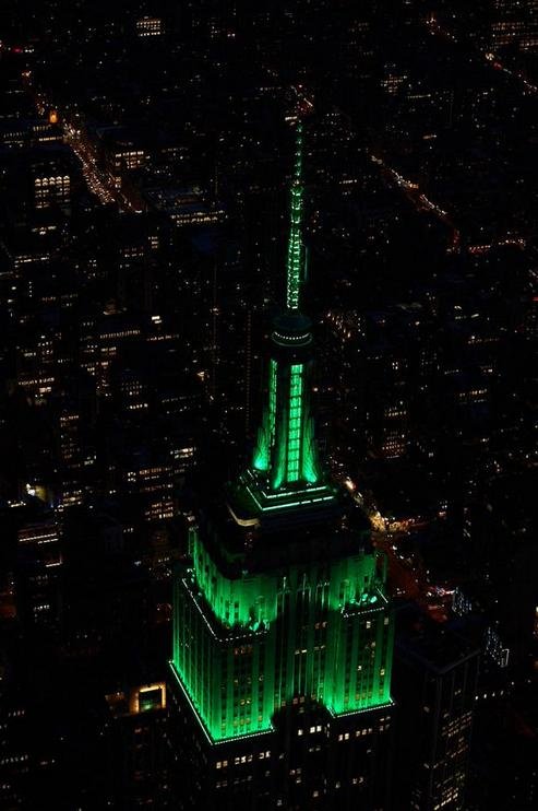 Empire State Building в Нью-Йорке подсветили зеленым в честь окончания Рамадана