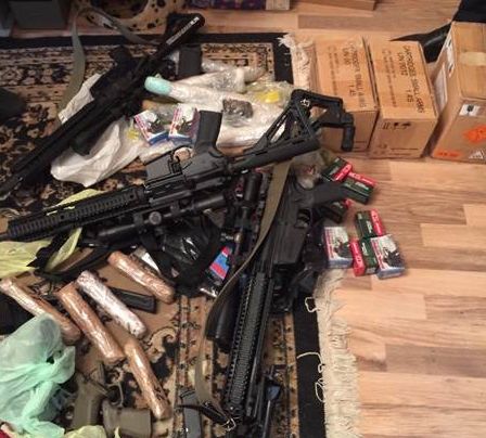 СБУ: в Ирпене задержаны торговцы боевыми пистолетами, автоматами и патронами