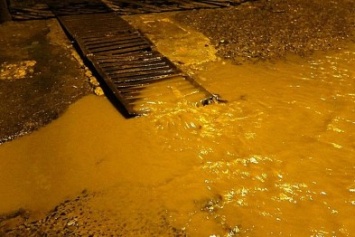 Масштабная авария в центре Мариуполя: дороги затопило водой и фекалиями (ФОТО)