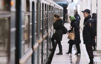 В Московском метрополитене поезд задел зеркалом 75-летнюю женщину