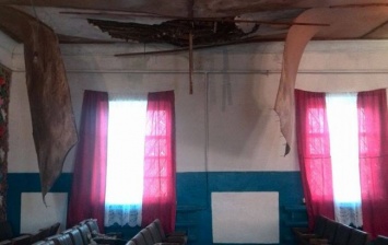 Местные выборы в Украине: в Днепропетровской области на одном из участков обрушилась крыша