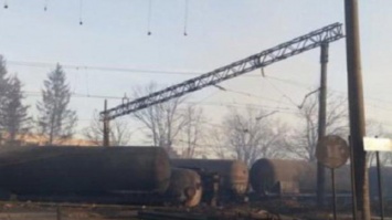Взрыв поезда в Болгарии: из цистерн не могут остановить утечку газа