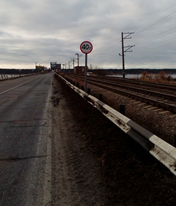 Зерновоз по пути в Николаев проломил плиту перекрытия на мосту через Днепр