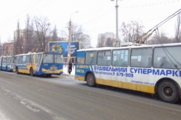 В Сумах на ул. Горького снова образовалась пробка из 3 троллейбусов (ФОТО)