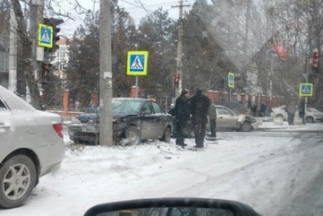В Симферополе пробки и аварии на скользких дорогах - коммунальщиков не видно (ФОТО)