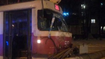 В Харькове трамвай снес столб (фото)