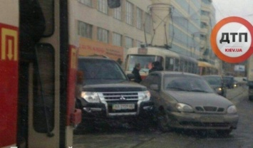 Авария заблокировала движение трамваев на Подоле