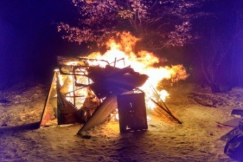 В Киеве голая художница сожгла свои картины (ФОТО)