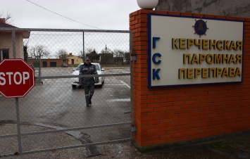 В Крым через паромную переправу пытались провезти "травматику" и самодельный нож (ФОТО)