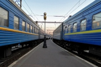 Поезд из Днепра ехал в Киев с открытыми окнами (ФОТО)