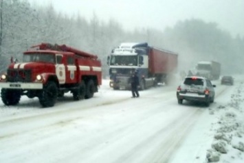Харьковские спасатели вытащили из "снежного плена" несколько машин