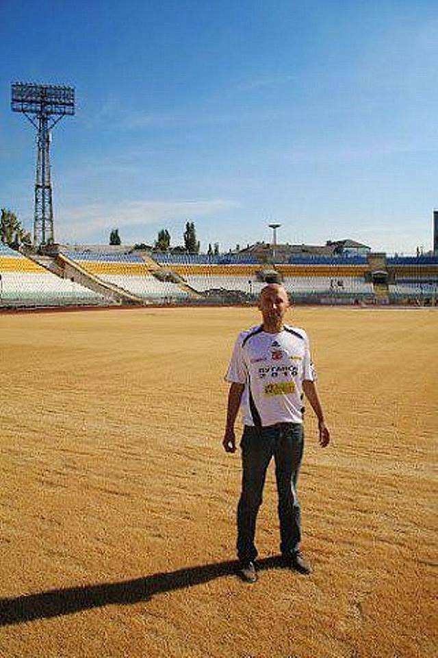 Кошмарный сон футболиста: выжженная трава на стадионе Авангард в Луганске (фото)