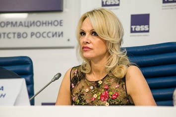 Памела Андерсон приехала в Москву и заговорила о российском гражданстве