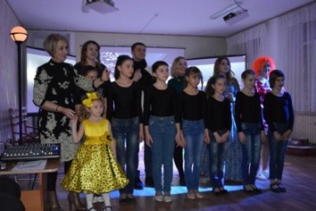 Краматорские правоохранители поздравили детей из Центра социальной реабилитации с праздником Святого Николая