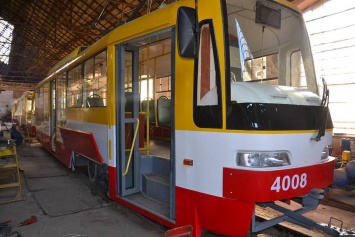 Одесские специалисты построили новый трамвай с частично низким полом