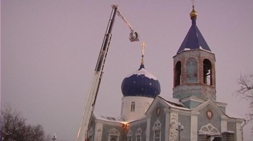 В Лутугинском районе сильный ветер снес крест с купола храма