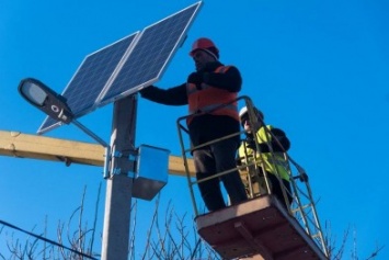 В Краматорске продолжают устанавливать фонари на солнечных батареях