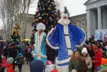 В Покровске открыли главную городскую новогоднюю елку