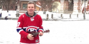Известный канадский музыкант спел песню на Красной площади в честь российского хоккеиста