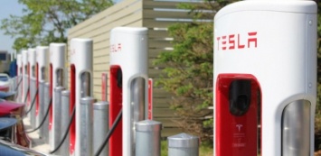 «Тесла» оштрафует клиентов за простаивание на «электрозаправках»