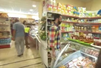 Протухшая колбаса и рассол с фекалиями: Ревизора под Одессой шокировал супермаркет (ВИДЕО)