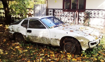 Печальное зрелище: заброшенный спорткар Porsche в украинском дворе