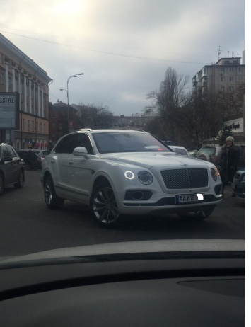 В Киеве заметили новый Bentley Bentayga с подозрительно знакомой женщиной за рулем