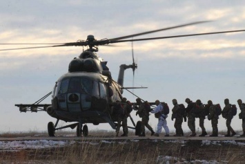 Николаевские десантники завершают программу парашютных прыжков