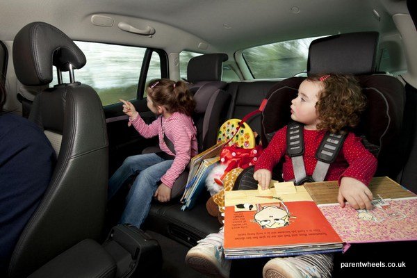 Ребенок в автомобиле: чем можно его занять