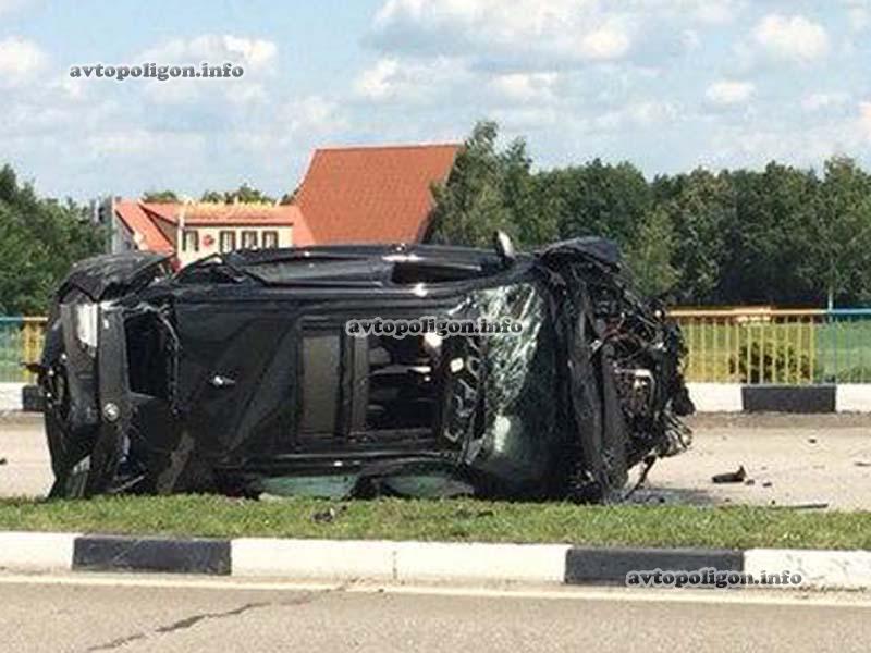 ДТП в Харькове: BMW X5 протаранил отбойник и путепровод, затем перевернулся. ФОТО