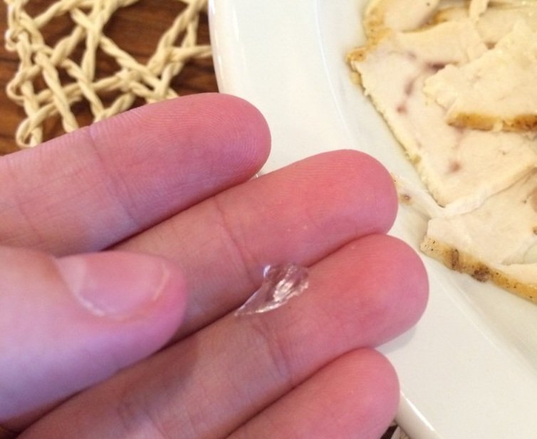 В Нижнем Новгороде в одном из кафе посетительница обнаружила в салате кусок стекла