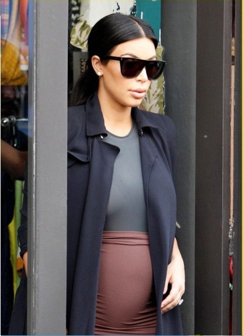 Беременную Ким Кардашьян с округлившимся животиком запечатлели папарацци