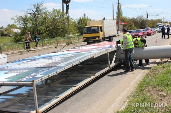 В Крыму демонтировали почти 2,9 тыс. незаконных рекламных конструкций