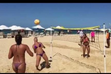 Жаркие бразильянки показали, почему стоит смотреть женский футбольный волейбол - пляжное видео