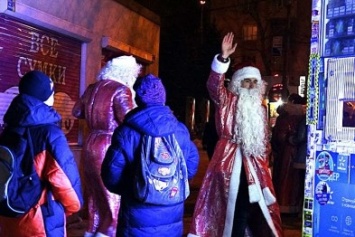 В центре Мариуполя разгуливала банда Дедов Морозов (ФОТО)