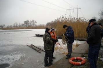 В Днепропетровской области проверяли прочность льда по цвету (ФОТО)