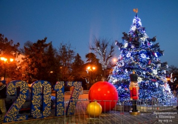 В Евпатории к Новому году украсили главную городскую площадь (ФОТО)