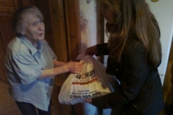 Штаб Ахметова доставил на дом одиноким старикам и инвалидам 44 тысячи продуктовых наборов