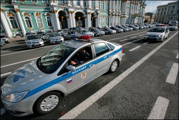 В центре Петербурга стреляли в воздух из Audi и Bentley