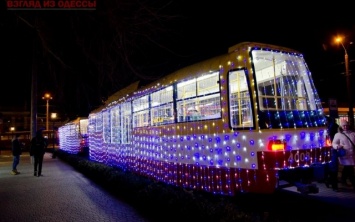 По Одессе начали ездить новогодние трамваи