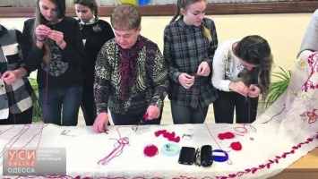 В Одесской области вышивают уникальный семиметровый рушник