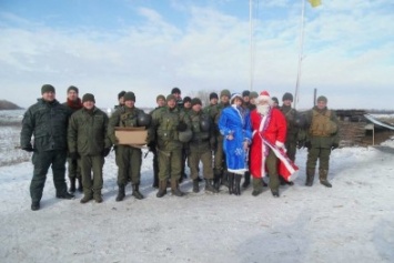 Криворожский Дед Мороз привез бойцам в зону АТО подарки к Новому году (ФОТО)