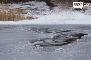 В Павлограде под лед провалились две женщины и ребенок