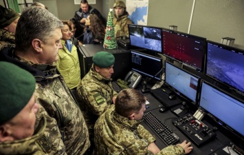 Порошенко передал пограничникам Донецкого отряда катер и другое оборудование