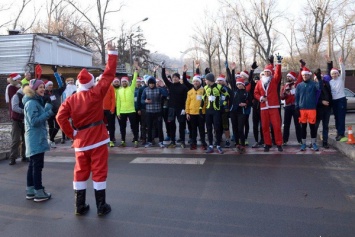 Страшный сон Деда Мороза: улицами украинских городов прошли забеги Санта-Клаусов