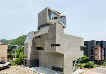 «Сложная геометрия»: дом с бетонным брутальным фасадом