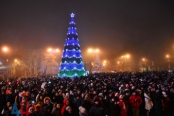 Новый год в Донецке: слезы при звуках гимна Украины и салюты без радости (фото)